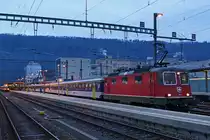 SBB: Morgenstimmung auf dem Bahnhof Biel am 4. März 2014 um 07.00 Uhr. IR 2111 Biel-Konstanz ausnahmsweise mit Re 420 11199 und Wagen vom Typ EW ll  COLIBRI . Auf dem Bild nicht ersichtlich sind die nicht modernisierten Bpm, die als Verstärkungswagen nur bis Zürich-HB mitgeführt werden.
Foto: Walter Ruetsch