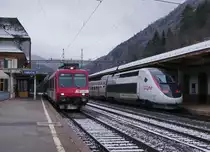 TRAVYS/TGV: Begegnung zwischen dem TRAVYS-Pendel nach Le Brassus und dem TGV Lyria 4411 nach Paris-Gare de Lyon im Grenzbahnhof Vallorbe am 4. März 2014.
Foto: Walter Ruetsch