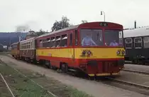 810239 fährt am 6.7.1992 um 11.22 Uhr als Zug 19208 nach Kutna Hora in Zruc nad Sazavou aus.