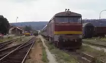 Alle Gleise sind am 6.7.1992 um 11.15 Uhr im Bahnhof Zruc nad Sazavou belegt. 751010 ist mit dem Zug 9212 nach Cercany unterwegs.