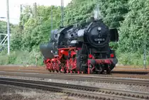 Unter Volldampf im Rückwärtsgang. Am 14.07.2012 hatte 52 8134-0 Dienst für eine Museums-Sonderfahrt. Sie hatte am Vormittag einen nostalgischen Personenzug in Richtung Köln-Deutz gebracht und kam einige Zeit später im Alleingang retour. 