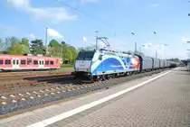 185CL-002 mit einen Minizug gedeckter Planwagen in der Warteschleife; ein ICE hat Vorfahrt darum wartet sie hier im HBf Minden. Am 12.05.2013.