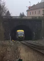 Ein TW der Sächsischen Städtebahn verläßt den Tunnel um in den Bahnhof Kamenz
einzufahren. 06.03.2014 11:51 Uhr , Nebel , Sichtweite ca. 100 Meter.