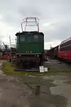 Hier zeige ich ein wohl heufig gezeigtes Motiv aus Darmstadt Kranichstein....
die E 16 08, die im Überigen gerade neu gestrichen wird. Leider ist noch nicht die ganze Maschine im neuen Kleid und daher nur mal die Front, die schon im satten Grün zusehen ist. 2.3.2014