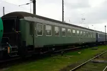 Kindheitserinnerungen kommen in mir hoch, wenn ich diesen B4üm in seinem 2.Klasse grün so stehen sehe. Wie oft ist man mit dem Interzonenzug von Aachen nach Dresden zur Verwandtschaft in die  Ostzone  (DDR) gefahren und wurde dann zwischen Bebra und Eisenach in einer Zeitmaschine (Grenzübergangstelle) in die Vergangenheit oder in die Gegenwart geschleudert....je nach Fahrtrichtung.
Lokomotiv-Wechsel in Mönchengladbach von einer 03.10 auf E10, dann in Hamm wieder eine neue E 10 . Als nächstes kam dann in Kassel Hbf wieder eine neue Elok auch eine E10 und in Bebra mit spannung erwartet die 01.5 der DR......Es wurde vom Gangfenster beobachtet wie sie auf der Drehscheibe gewendet wurde und dann vor den Zug gesetzt.
Für meine Familie wurde es dann mit jedem Meter gen Grenze immer spannender....Bis der Zug hielt und die Grenztruppen den Zug filzten.....alles aussteigen Passkontrolle.....und dann ging es nach einer Ewigkeit entlich weiter. Eisenach erreicht und es roch auf einmal nach DDR, diesem ganz eigenen Geruch....nach Zweitaktöl- und Braunkohlenbrikettabgasen.....selbst die Eisenbahnwagen der DR hatten einen ganz eingenen Geruch, nach dem Kunstleder....Hörsel und dann war man in Gotha. Raus aus dem Zug und da war er schon mein Onkel.....freudige Begrüßungen auf dem Bahnsteig(misstrauisch von der TRAPO beäugt). Dann war der B4üm weg und nach Emleben ging es dann mit der V100 und Reko-Wagen, die mit dem eigenen Geruch vom Kunstleder.....oder mit der Ferkeltaxe....eben nur ein B4üm Bild aus Darmstadt den 2.3.2014.