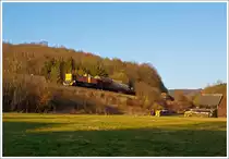Die Lok 42 (277 902-3) der KSW  (Kreisbahn Siegen-Wittgenstein) eine MaK 1700 BB rauscht am 06.03.2014 mit ihrem Übergabezug bei Herdorf-Sassenroth in Richtung Betzdorf.