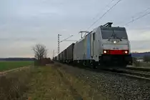 186 104 mit dem 42013 von Wanne-Eickel nach Melzo am Nachmittag des 29.01.14 bei H�gelheim.