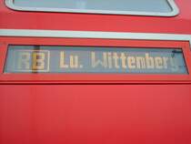 Die Anzeigetafel eines RB nach Lutherstadt Wittenberg.