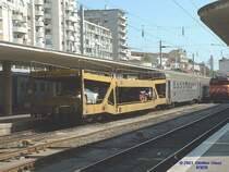 Am Ende des IC nach Porto h�ngt ein Autotransportwagen. Es gibt also auch in Portugal  Autoz�ge , hier am 06.05.2003 bei der Ausfahrt aus dem Bahnhof Lissabon Santa Apolonia.