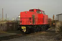 Noch gehört 203116 zum Bestand der Hafenbahn Osnabrück der Stadtwerke Osnabrück
hier am 7.3.2014 im Hafen Osnabrück. Die früheren Stadtwerke Embleme wurden inzwischen entfernt. Die Lok hat jetzt ein völlig neutrales Gesicht und nur
die lange Computer Nummer lässt den Eigentümer erkennen.