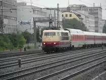 CNL 483 von Kopenhagen nach München Hbf, am 24.07.10 fährt 103 245 mit zweieinhalb Stunden Verspätung am S-Bahnhof Laim vorbei.