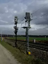 Ein altes Lichtsignal und sein Ablöser ein KS Signal am 27.02.14 bei Walluf