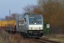 TRAXX F 140 des EVUs Raildox beim Umsetzen der Wagen an die Ladestrasse. Zusehen auch die Verständigungsart (Rangierfunk) zwischen Lokführer und Rangierer. - 07.03.2014

