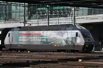 Re 460 107-6 wirbt für den neuen Gotthard Tunnel. Hier fährt die Lok aus dem Banhof SBB. Die Aufnahme stammt vom 07.03.2014.