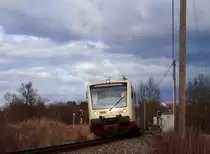 Am 3.3.14 war der HzL VT207 zusammen mit 2 weiteren Triebwagen auf der Zollernalbbahn unterwegs. Hier wurde der Zug zwischen Bodelshausen und Hechingen festgehalten.
Grüße gehen auch an den grüßenden Lokführer! ;)