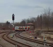 In Kürze erreicht der vorletzte Triebwagen in der alten Lackierung (VT214) der HzL den Bahnhof Hechingen. 
Aufgenommen bei der Einfahrt in diesen Bahnhof.