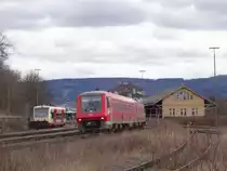 Am 3.3.14 war 611 544/044 als IRE von Aulendorf nach Stuttgart Hbf unterwegs.
Hier verlässt er gerade den Bahnhof Hechingen, während sich der VT217 auf den Regen vorbereitet. 