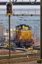 . Saarl�ndisch-luxemburgisches Bahnbildertreffen – Als  Highlight  des Tages rangierte die CFL Cargo 315 (MaK G 850 BB) in Esch/Belval und dank Erhards freundlichem Tip, gelang mir dieser Teleschuss der Rangierlok. 07.03.2014 (Jeanny)