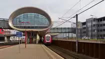 . Saarl�ndisch-luxemburgisches Bahnbildertreffen – Die RB 6841 Rodange – Luxembourg steht im Bahnhof Belval Universit� und die roten Farbtupfer h�bschen die Betonw�ste dieses gew�hnungsbed�rftigen Bahnhofs etwas auf. 07.03.2014 (Hans)