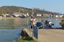 . Saarl�ndisch-luxemburgisches Bahnbildertreffen – Nachdem wir uns mit unseren lieben G�sten aus dem Saarland in Oberbillig (D) getroffen hatten, ging es mit der Moself�hre Santa Maria nach Wasserbillig (L). 

Zur Freude der Fotografen fuhr beim Warten auf die F�hre der leicht versp�tete RE 5211 Luxembourg – Trier Hbf �ber die Sauerbr�cke in Wasserbillig und konnte zusammen mit dem Schiff abgelichtet werden. 07.03.2014 (Jeanny)

