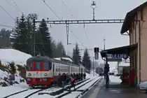TRAVYS/PBr: Vom Val-de-Travers in das Vallée de Joux. Zur Zeit verkehrt der Schülerzug mit RBDe 567 315, B 503520-33301-7 und dem Abt 202 ex TRN/RVT. Die Schulkinder bei der Ankunft in Le Lieu  am 4. März 2014.
Foto: Walter Ruetsch