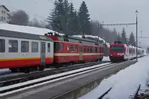 TRAVYS/PBr: Vom Val-de-Travers in das Vallée de Joux. Zur Zeit verkehrt der Schülerzug mit RBDe 567 315, B 503520-33301-7 und dem Abt 202 ex TRN/RVT. Farbenvielfallt anlässlich einer Zugskreuzung in Le Lieu am 4. März 2014.
Foto: Walter Ruetsch