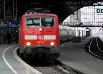 Regionalzug mit Lokomotive der Baureihe 111 im Kölner Hauptbahnhof. 13.1.2014