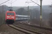 101 029-7 mit dem EC 378 aus Bratislava nach Stralsund in der Oberauer Kurve.
Entgegem dem Wetterbericht - strahlende Sonne- war es doch  neblig. 08.03.2014 13:28 Uhr