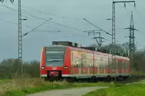 Nachschuß auf den 425 561-8 der als RB 33 nach Aachen fahrend hinter Wickrath Dahlerweg. 21.2.2014