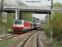 1014 003-6, am 23.April 2003 schiebt einen Webdezug in den Bahnhof Wien Meidling