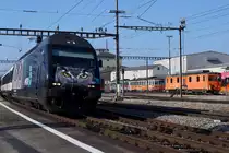 SBB: Frontansicht der Re 460 105-0 mit RE 3217 bei einem Zwischenhalt in Langenthal am 9. März 2014. Sie ist mit einer Vollwerbung für den Verband Schweizer Lokomotivführer und Anwärter VSLF versehen.
Foto: Walter Ruetsch