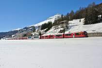 ENGADIN SKIMARATHON 2014: Auf den Albula RE verkehrte heute ein Allegra anstelle einer Ge 4/4 III: ABe 8/12 3504 mit dem RE 1144 zwischen Samedan und Bever. Am Schluss des Zuges werde noch vier Bernina Panoramawagen als Verst�rkung mitgef�hrt, 09.03.2014.