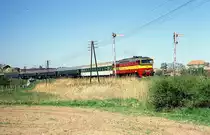 Bei Krupa kam mit am 3.5.1995 um 12.12 Uhr die 754039 mit einem Schnellzug nach Prag vor die Linse. Interessant sind auch die alten Signale aus der K&K Ära.