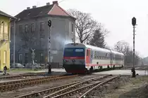 Die Kraftstoffverbrennung scheint nicht ideal zu sein. GySEV 446 517-1 (ehemals �BB 5147) als R 7719 von Wr. Neustadt nach Sopron am 08.M�rz 2014 auf der EK mit der Kossuth Lajos beim Bf. Sopron-Deli.