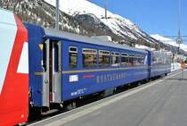 Der nur noch selten eingesetzte Doppelspeisewagen WR 3817/3816 in Samedan. Der Wagen diente als normaler 2. Klasswagen, deshalb auch die Anschrift auf dem Karton:  2. Klasse , 09.03.2014.