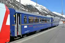 Der nur noch selten eingesetzte Doppelspeisewagen WR 3817/3816 in Samedan. Der Wagen diente als normaler 2. Klasswagen, deshalb auch die Anschrift auf dem Karton:  2. Klasse , 09.03.2014.