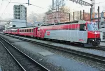 ENGADIN SKIMARATHON 2014: Der wahrscheinlich speziellste Extrazug war der EXT 2350 Samedan-Vereina-Landquart. Die Komp bestand aus der Ge 4/4 III 645  RTR  (selten auf dieser Linie im Einsatz), A 1242, B Spitzenverkehr 2272, A fliegender Rh�tier 1251 (sehr selten im Einsatz), B Spitzenverkehr 2269 und DS 4222. Da ich die Gelegenheit nutzte, um endlich einmal im A 1251 mitzufahren, ist dies leider mein bestes Bild dieses einmaligen Zuges. Landquart, 09.03.2014.



