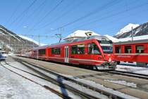 ENGADIN SKIMARATHON 2014: Doppeltraktion Stammnetz Allegra ABe 4/16 3101+3105  B�GA  als Extrazug in Bever. Die 4-teiligen Allegras wurden f�r den Vorortsverkehr von Chur angeschafft, heute wurden 4 von ihnen bis ins Engadin eingesetzt, 09.03.2014.



