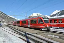 ENGADIN SKIMARATHON 2014: Doppeltraktion Stammnetz Allegra ABe 4/16 3101+3105  B�GA  als Extrazug in Bever. Die 4-teiligen Allegras wurden f�r den Vorortsverkehr von Chur angeschafft, heute wurden 4 von ihnen bis ins Engadin eingesetzt, 09.03.2014.



