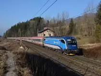 Die neu lackierte, für den CD-Railjetdienst vorgesehene 1216 236 war am 08.03.2014 mit dem EC 172  Vindobona  von Villach nach Hamburg unterwegs, und wurde von mir nahe Steinhaus unweit der Semmeringtunnels fotografiert.
