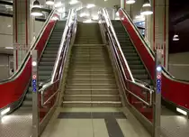 Die 70er Jahre lassen grüßen: (Roll)Treppenanlage im Hamburger U-Bahnhof  Schlump . 9.3.2014