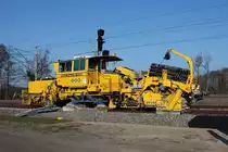 Schotterplaniermaschine der Fa. Gleisbau Busching-Wagner GmbH am 10.03.2014 in Nassenheide.

Hersteller: Plasser&Theurer
Schweres Nebenfahrzeug
Nr. 97 16 46 511 18-0
Art: Schotterplaniermaschine SSP 110 SW

