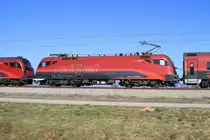 Die 1116 243-7 zwischen 2 Railjetgarnituren bei Übersee am 09.03.2014