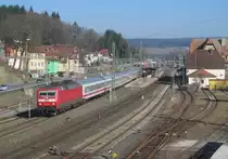 120 154-0 zieht am 10. März 2014 den IC 2909 durch Kronach in Richtung Lichtenfels. Am Schluss schiebt 120 125-0.