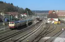 217 002-5 vom BTE zieht am 10. März 2014 vier Wagen als Sonderzug Berlin - Passau durch Kronach.