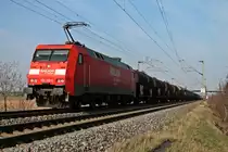 Auch ein 152er fuhr am 08.03.2014 nach Basel, hier ist es die 152 110-3 mit einem gemischten Güterzug nördlich von Müllheim (Baden) gen Süden.