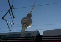 Heimatgefühle! Verspäteter ICE 847/857 überquert die Berliner Stadtbahn in Höhe Berlin-Alexanderplatz. Hinterer Zugteil war 402 016  Dessau .
Im Hintergrund: Der Fernsehturm.
Aufnahme entstand von der Straße mit Blick nach oben, dadurch entstand leider die Schiefe.

Berlin, 08.03.2014