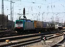 Die Cobra 2807 fährt mit einem langen Containerzug aus Gallarate(I) nach Antwerpen-Oorderen(B) bei der Ausfahrt aus Aachen-West und fährt in Richtung Montzen/Belgien und im Hintergrund stehen 185er von Crossrail auf dem abstellgleis in Aachen-West bei schönem Sonnenschein am 9.3.2014. 