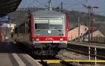 Unsere kleine Bahnexkursion durch Luxemburg mit Jeanny und Hans begann in Wasserbillig. Wasserbillig hatte mal zwei Bahnhöfe, einen an der Strecke Igel - Grenze - Luxemburg, der zweite lag nur 200 Meter entfernt an der Bahnstrecke Diekirch - Echternach - Wasserbillig - Grevenmacher. Dieser Bahnhof ist noch erhalten und beherbergt das Rathaus von Wasserbillig. Mit CFL 628 505, der aus Trier kommt, machen wir uns auf den Weg nach Luxemburg Stadt.
07.03.2014 - Ligne 3 Luxemburg - Wasserbillig