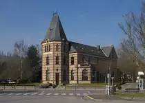 1874 erhielt Wasserbillig seinen zweiten Bahnhof. Die Strecke von Diekirch - Echternach war bis Wasserbillig fertig gestellt. Nur einige Meter voneinander verliefen nun zwei Bahnstrecken. Die Prinz - Heinrich Eisenbahngesellschaft erhielt die Konzession zum Betreiben der Strecke (Ettelbrück) - Echternach - Wasserbillig (später bis Grevenmacher). Die Bahn verlief einen großen Teil entlang der Sauer, die in Wasserbillig in die Mosel mündet. Die Strecke Luxemburg - Wasserbillig wurde am 20. August 1861 durch die Wilhelm(Guillaume) -Luxemburg - Eisenbahngesellschaft eröffnet. Daher wurde der Bahnhof an der Moselstrecke als Wasserbillig GL und der Bahnhof an der Sauertalstrecke als Wasserbillig PH bezeichnet. Heute beherbergt der alte Bahnhof das Rathaus von Wasserbillig. - 07.03.2014 - Treffen mit Jeanny und Hans